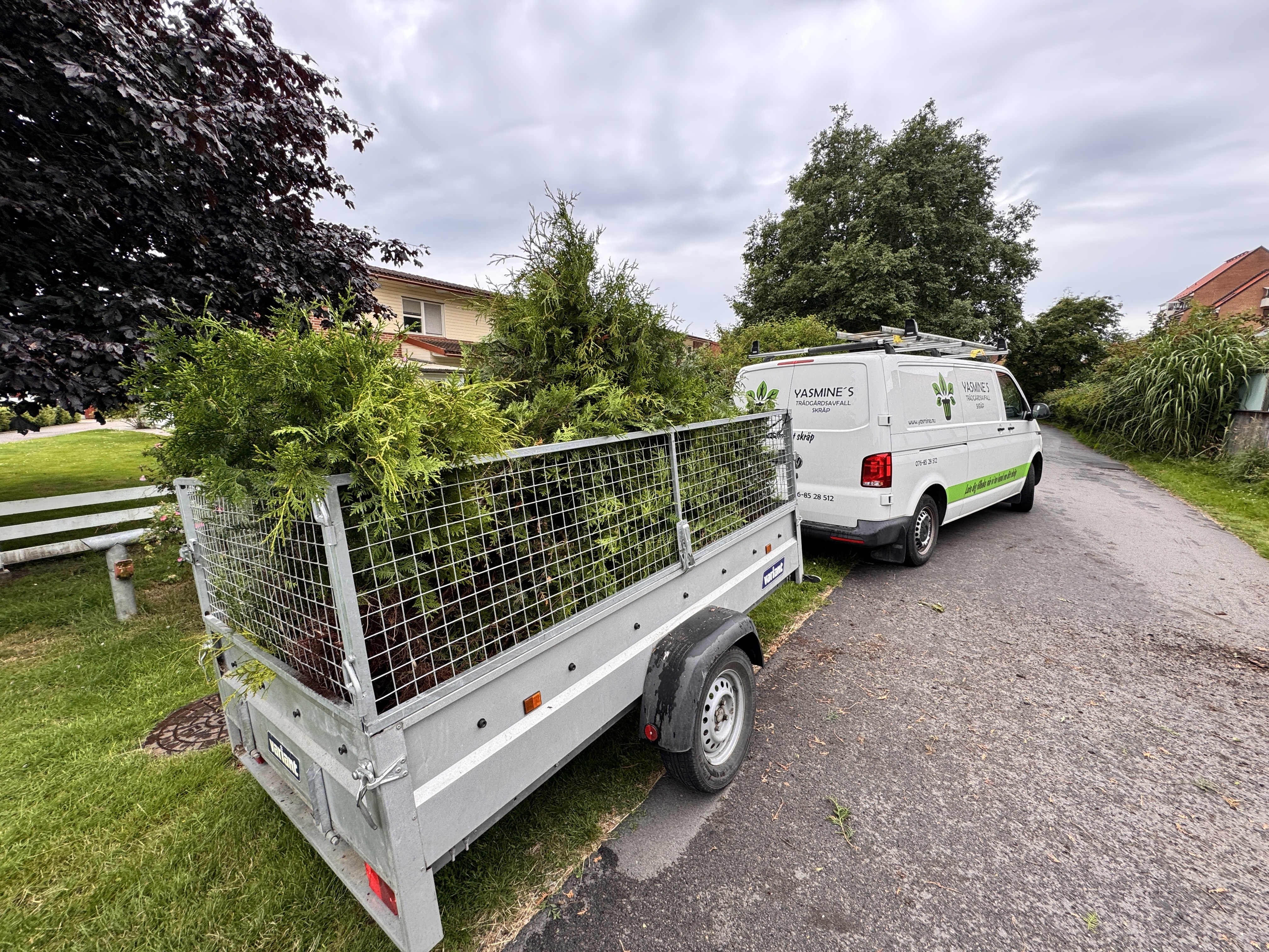 Yasmine’s – bil och släp vid uppdrag